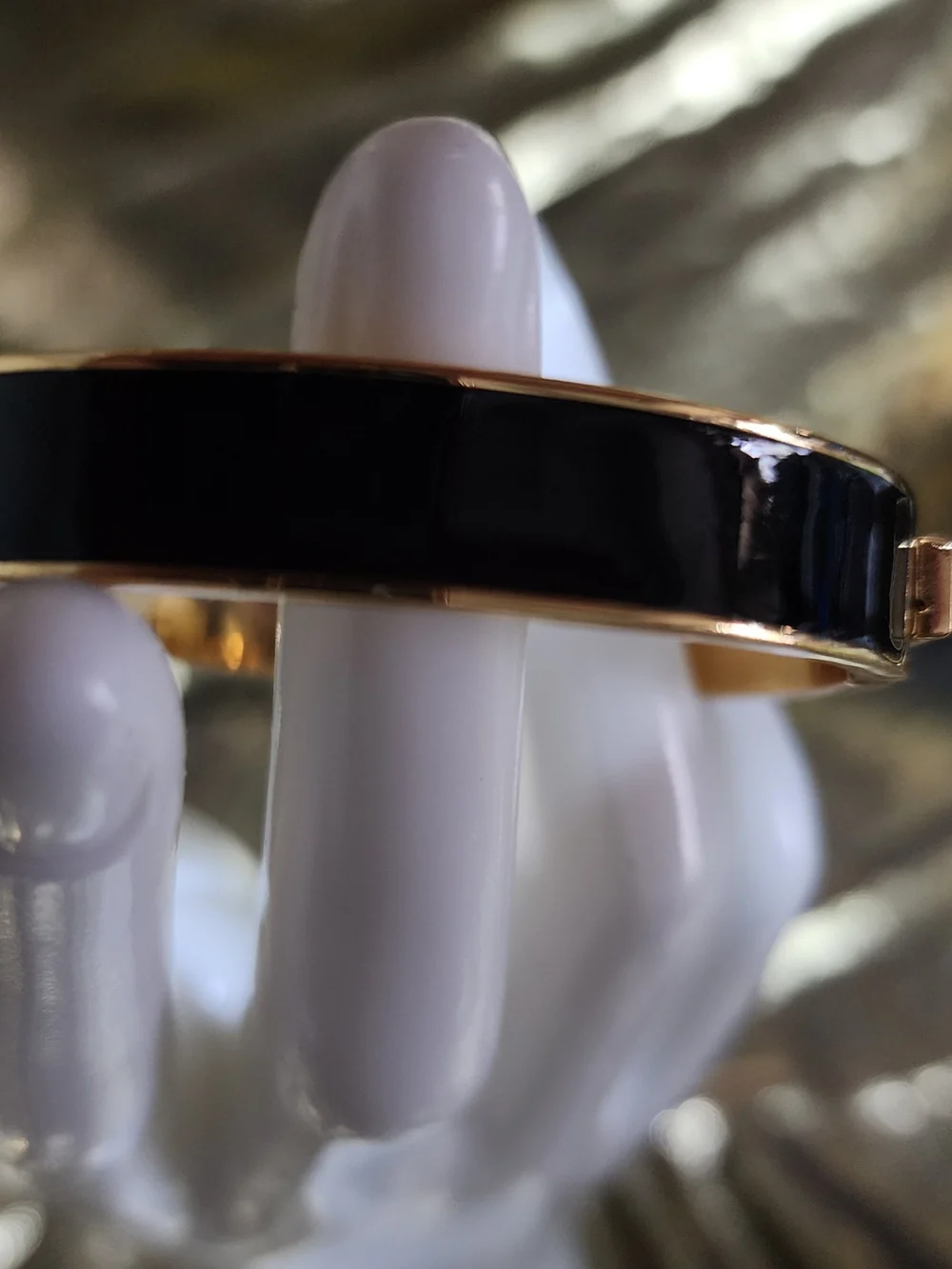 Kate‎ Spade Black Enamel and Gold-Tone Spade Bangle Bracelet. - Picture 3 of 8
